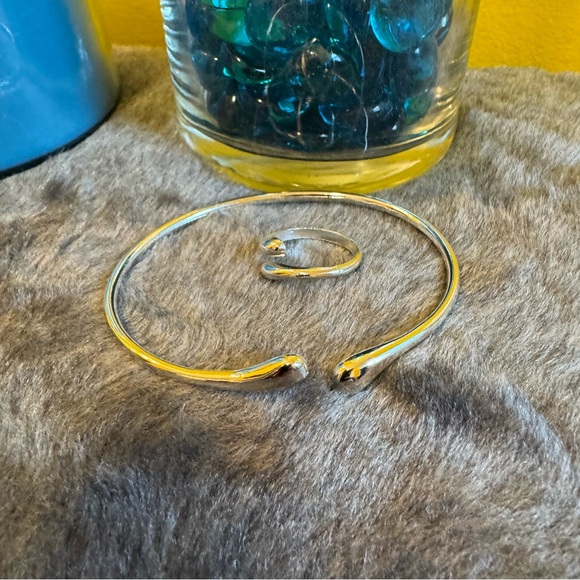 Silvery Tear Drop 4 Piece Jewelry Set - Picture 3 of 8